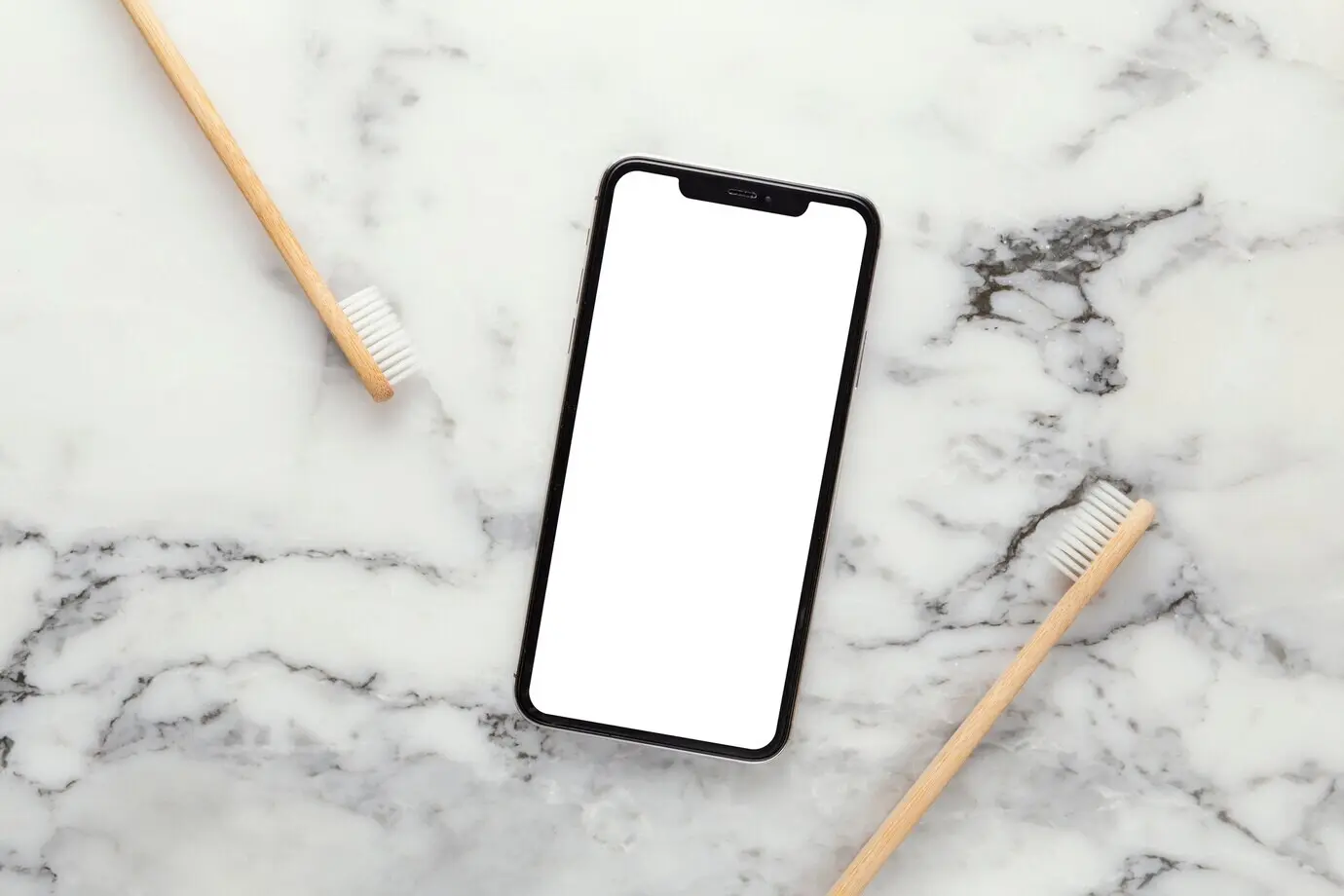 Вид сверху на мобильный телефон и зубные щётки.