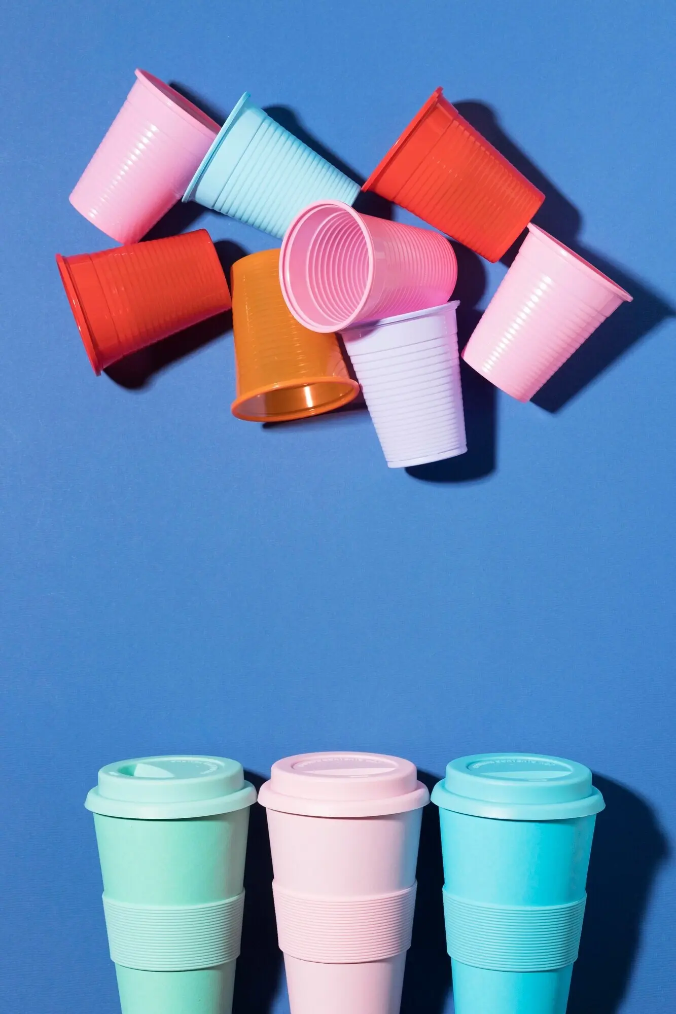 Крупный план коллекции пластиковых стаканчиков со свободным пространством для текста.